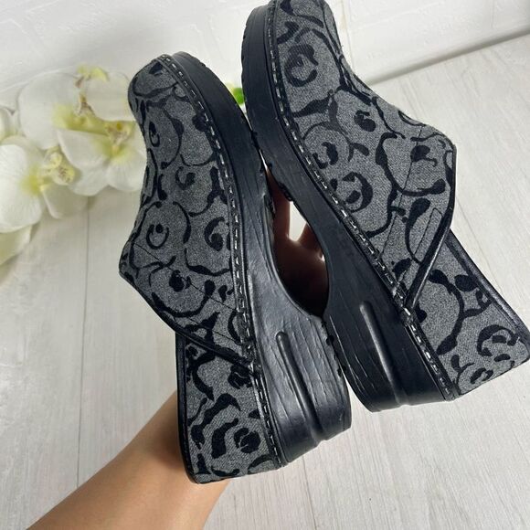 Sanita Women’s Gray and Black Floral Slip on Clogs size 37 - Picture 9 of 14